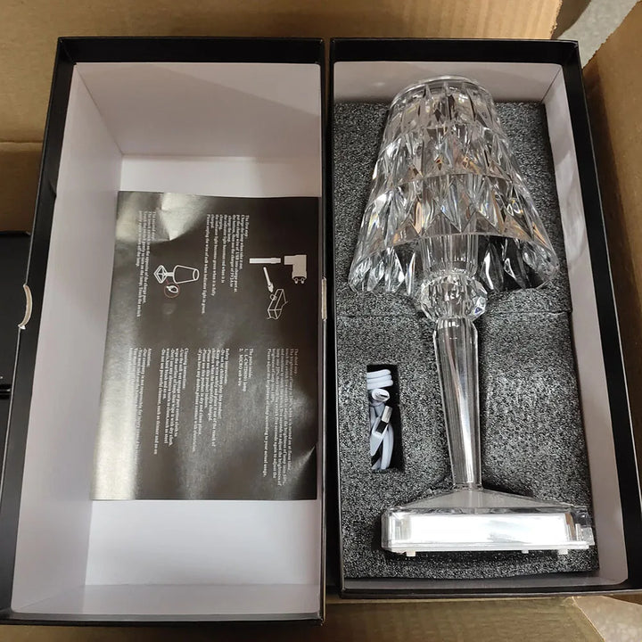 Lampe décorative LED en cristal, portable et rechargeable, apporte une touche design moderne à tout espace.