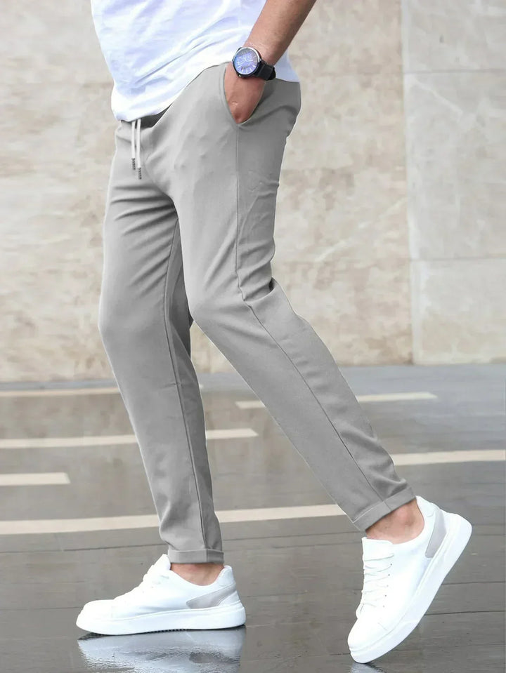 Pantalon jogging slim fit homme, style sportwear décontracté pour mode masculine et loisirs.