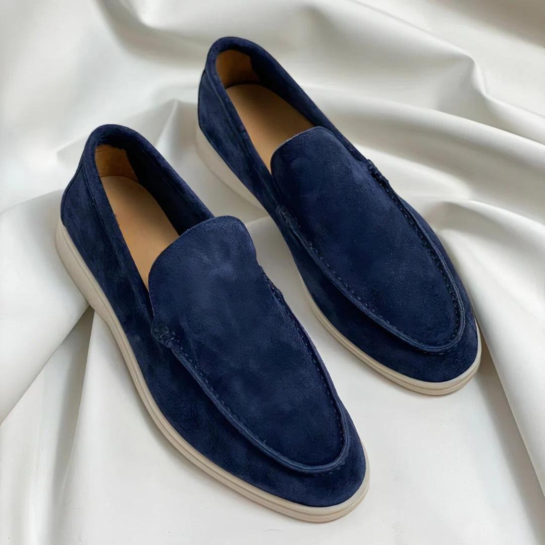 Chaussures plates minimalistes pour hommes en cuir marron, parfaites pour un style élégant et confortable au quotidien.