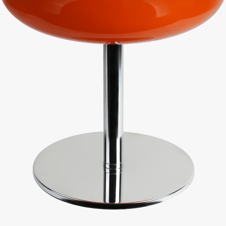 Décoration chambre: lampe de table sculpturale, design rétro, diffusant une lumière douce et chaleureuse.