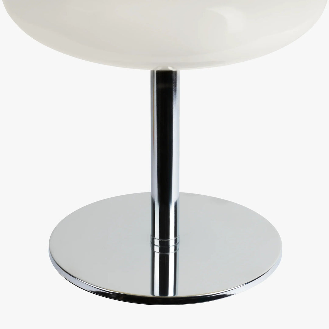 Lampe de bureau rétro chic, design sculptural épuré, style mid-century intemporel pour tout intérieur.