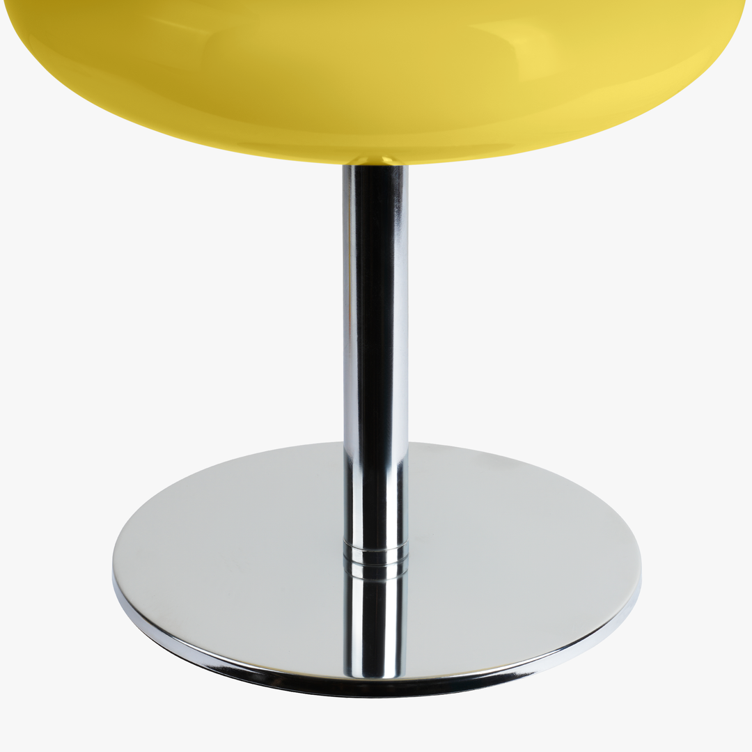 Design moderne: lampe de table sculpturale, style mid-century parfait pour un bureau élégant.