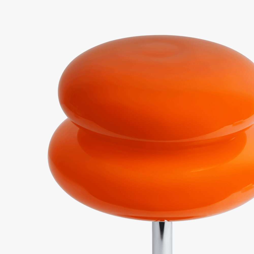 Éclairage de bureau: lampe de table mid-century, forme unique, créant une ambiance de salon moderne.