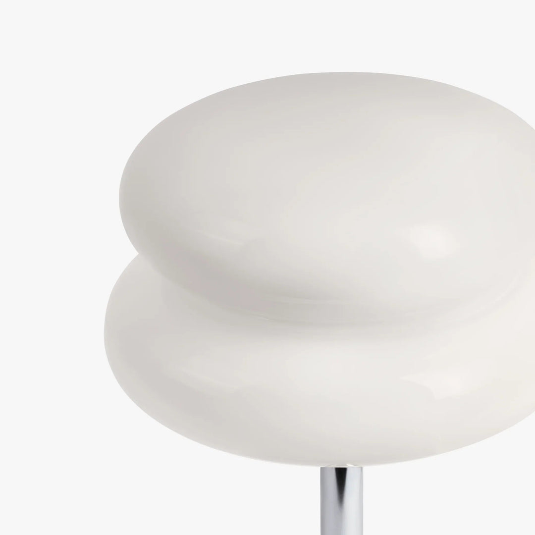 Éclairage design: lampe de table mid-century, sculpturale, créant une ambiance chaleureuse et stylée.