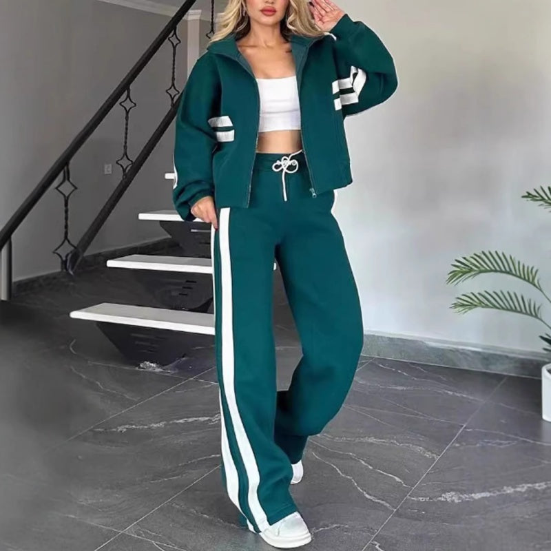 Femme portant un ensemble sport chic confortable, tenue polyvalente veste pantalon pour un look contemporain.