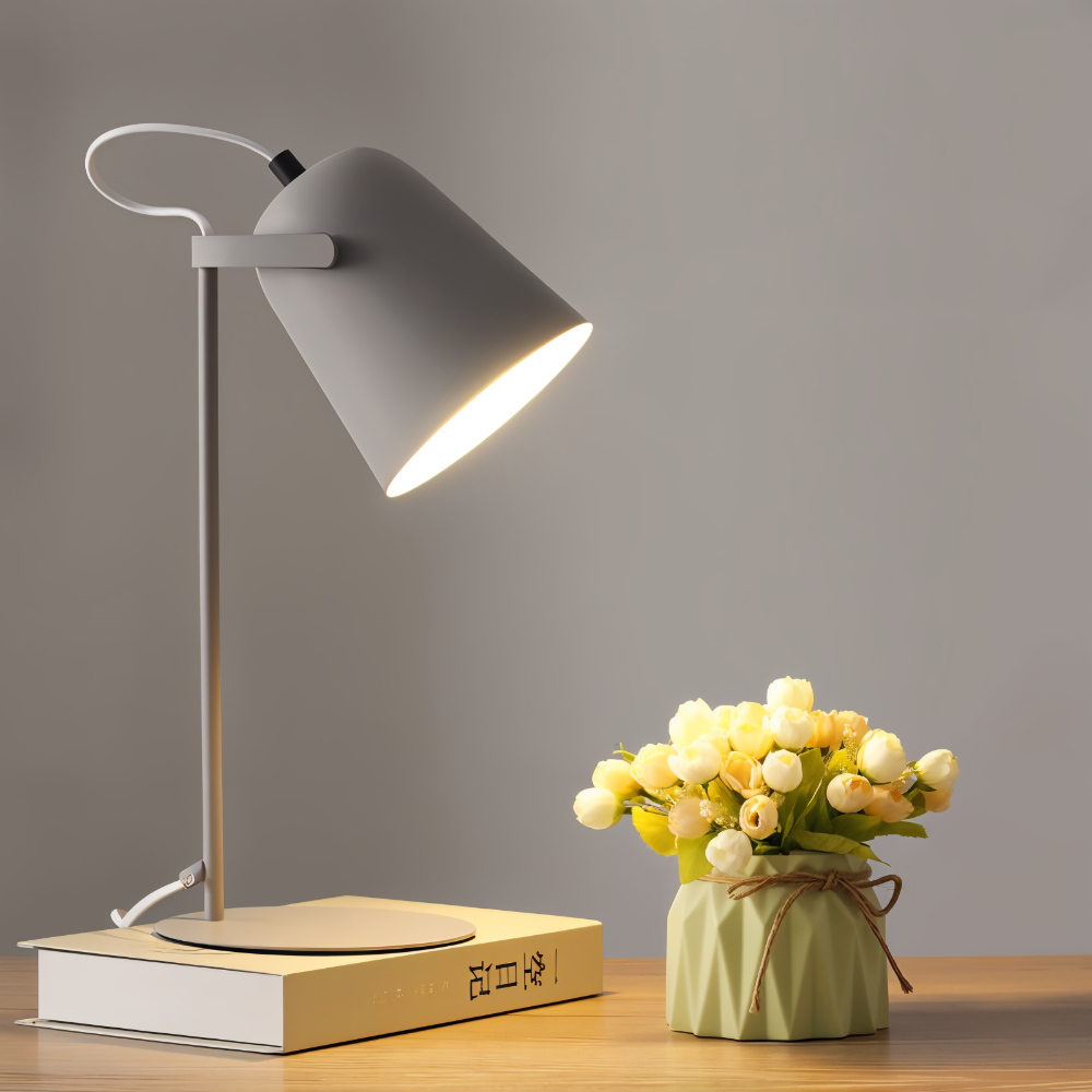 Lampe de table multicolore aux teintes macaron. Design moderne rotatif pour un éclairage doux et ludique.