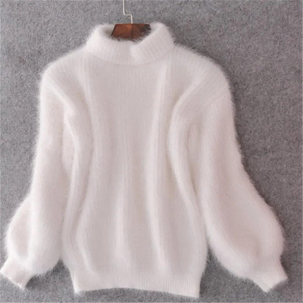 Élégant pull femme à col montant et manches bouffantes. Tricot cosy pour une tenue hivernale chaude et décontractée.