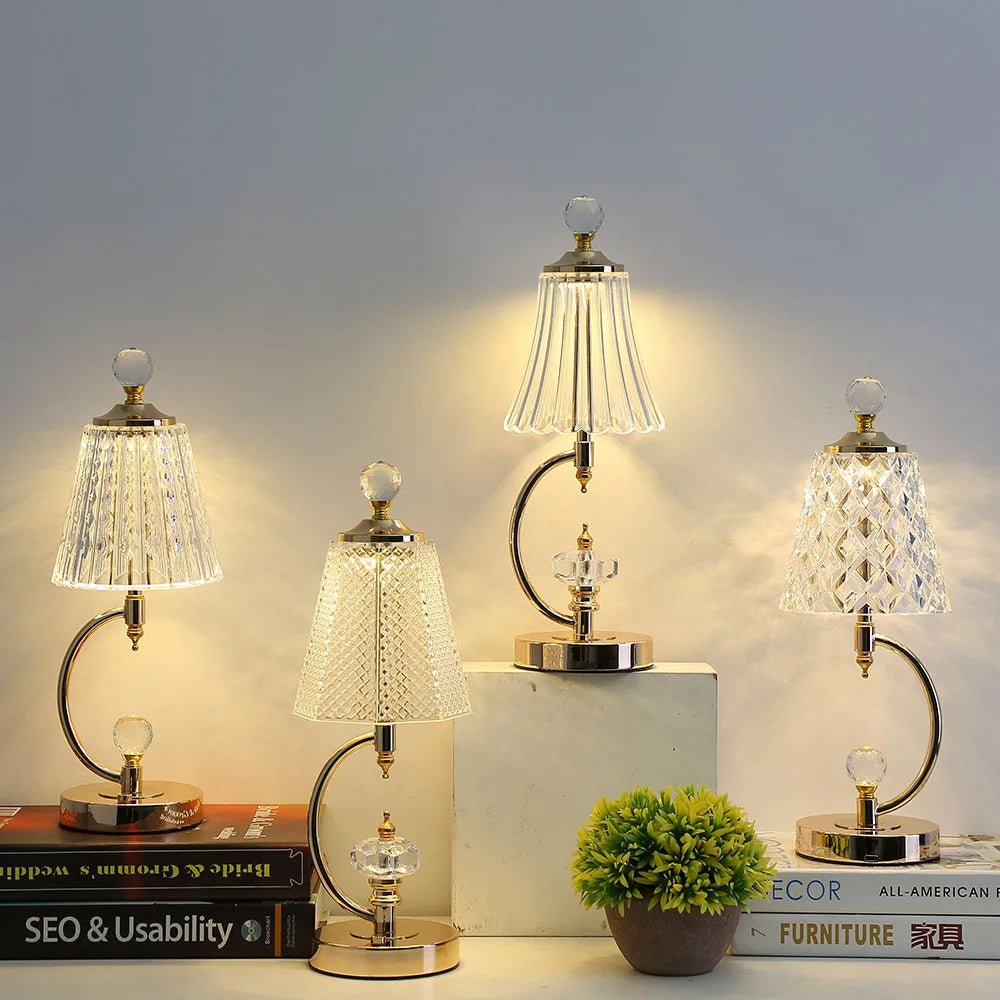 Lampe de table dorée vintage en cristal. Éclairage LED sans fil dimmable, design élégant, parfait pour décoration intérieure.