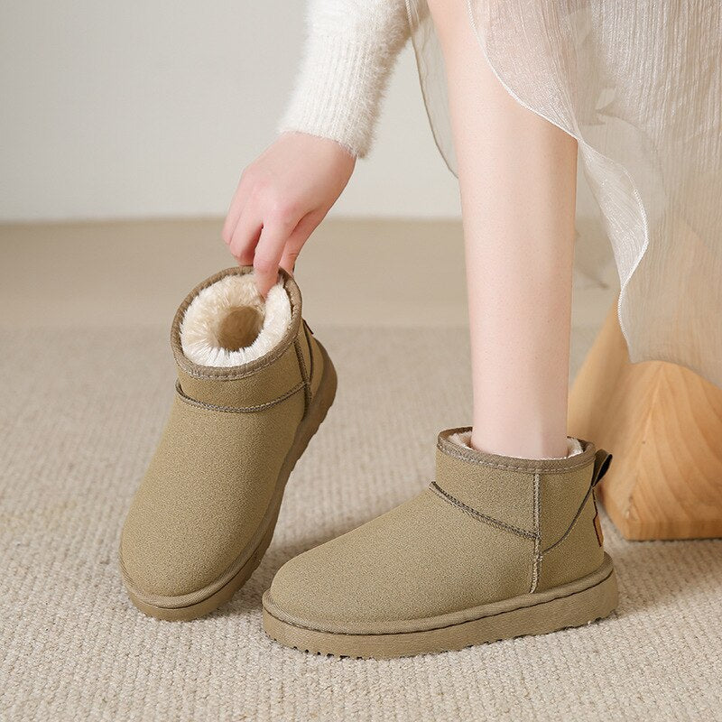 Femme profitant du confort et de la chaleur des bottes d'hiver Sire. La chaussure femme parfaite pour le style hiver.