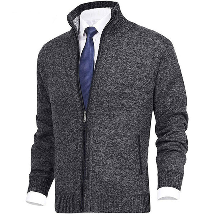 Détail des boutons sur le cardigan Lucas homme, ajoutant une touche classique et raffinée.