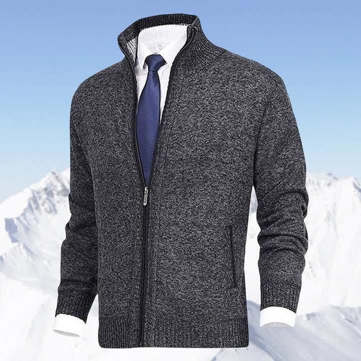 Cardigan homme Lucas en maille fine, un essentiel de la mode masculine pour l'hiver et l'automne.