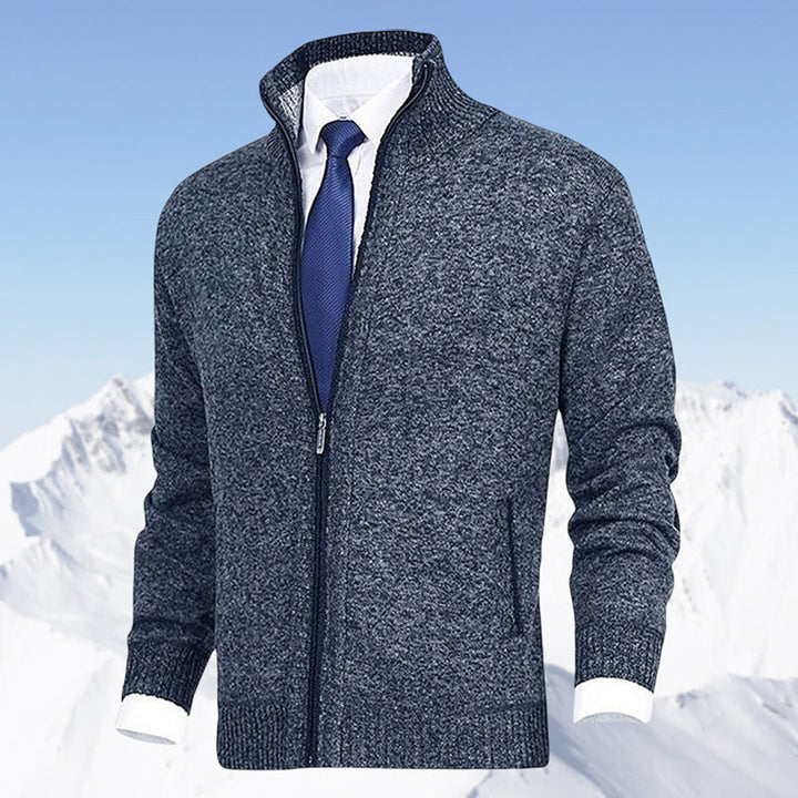 Image d'un homme portant le cardigan Lucas, alliant chaleur et style élégant pour la saison.