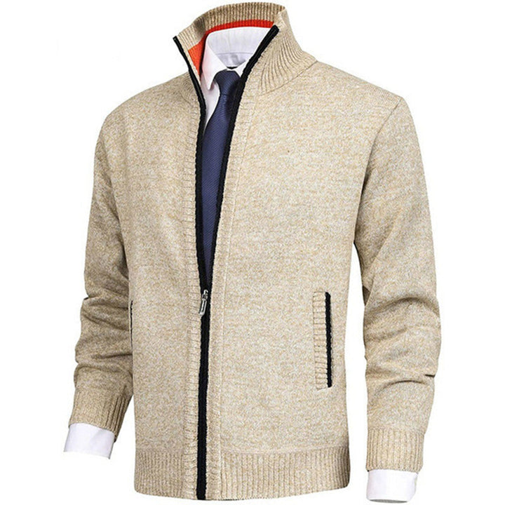 Cardigan homme Lucas gris à boutons, polyvalent pour tenue décontractée ou formelle, mode masculine.