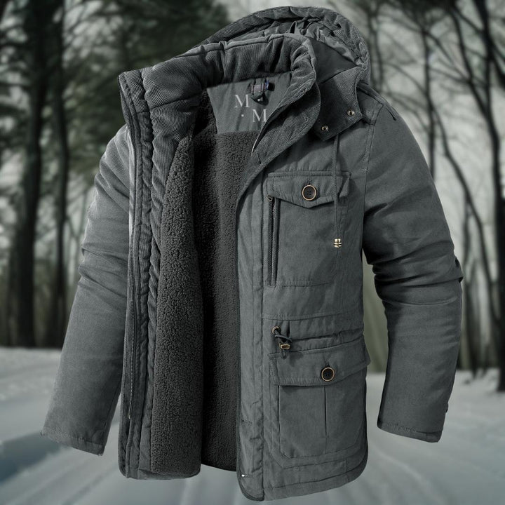 Veste d'hiver homme élégante et chaude, avec capuche ajustable et poches, essentielle pour la mode masculine moderne.