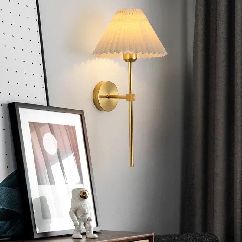 Applique murale élégante en bronze avec abat-jour en lin pour un éclairage intérieur doux et design.