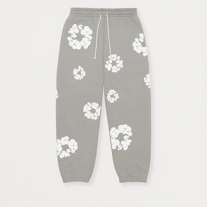 Homme décontracté en survêtement floral complet, confort optimal pour toute occasion. Look streetwear tendance.