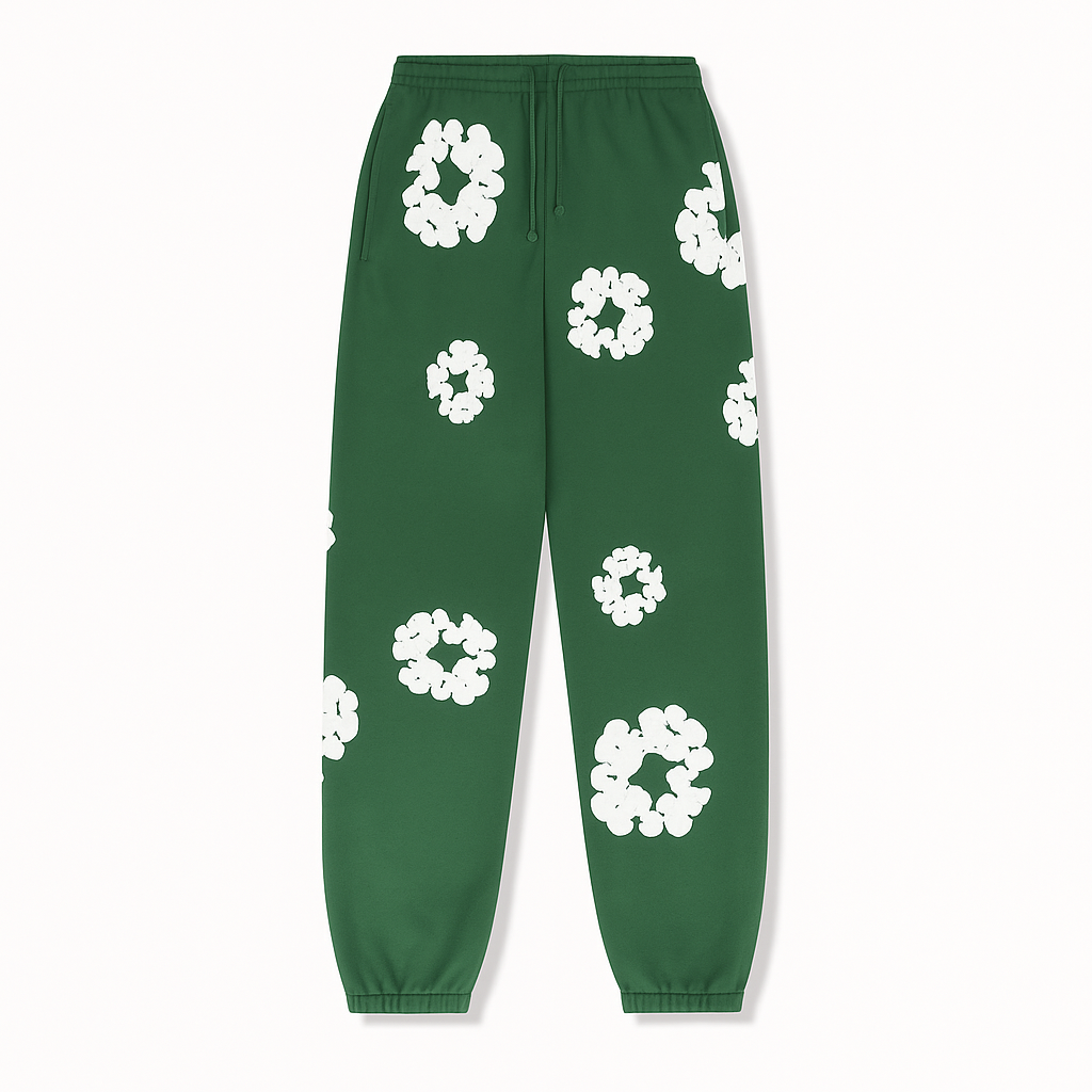 Ensemble survêtement homme à fleurs plié. Prêt à porter, ce jogging floral allie confort et style décontracté.
