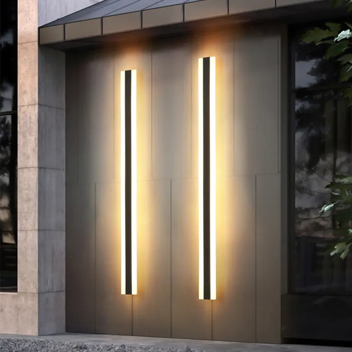 Applique murale LED extérieure moderne et étanche IP65, parfaite pour éclairer façade, jardin ou terrasse.