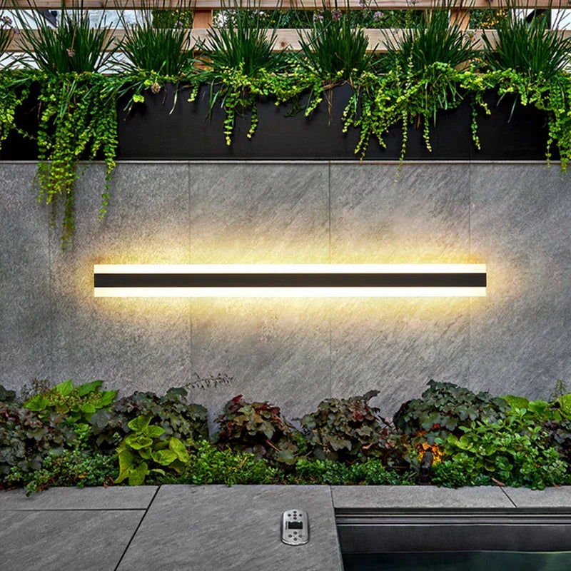 Éclairage mural LED moderne et résistant, parfait pour balcon, terrasse ou allée. Applique extérieure étanche IP65.