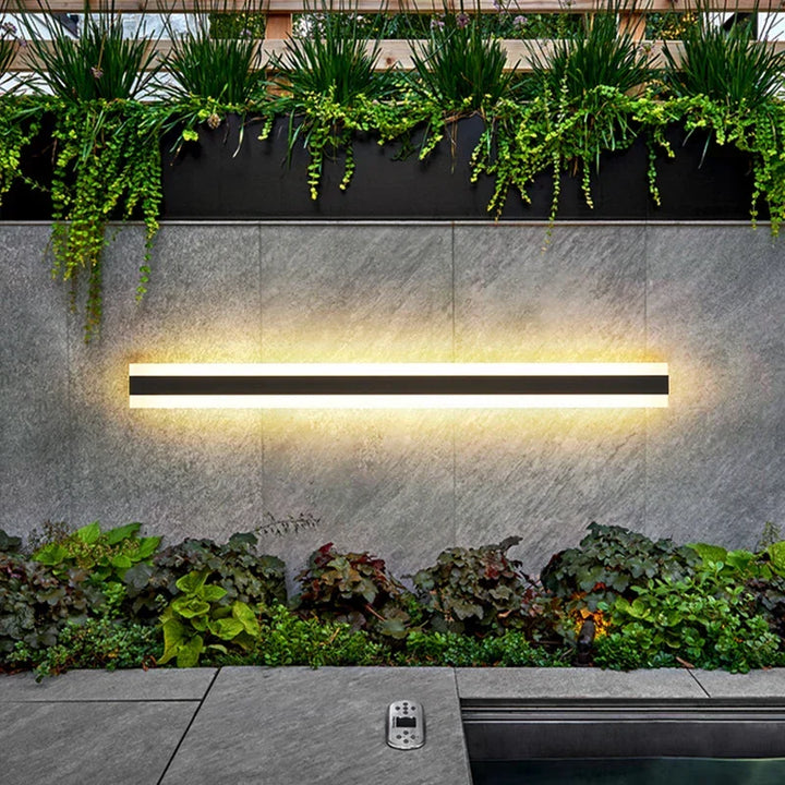 Éclairage mural LED moderne et résistant, parfait pour balcon, terrasse ou allée. Applique extérieure étanche IP65.