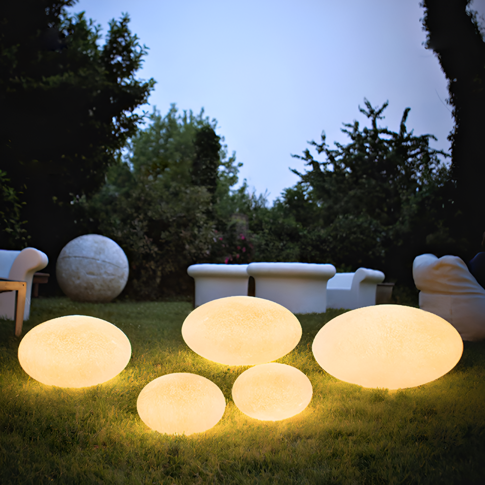 Lampe LED boule résistante aux intempéries pour éclairage de jardin, allées ou bordures, IP65, ambiance extérieure parfaite.