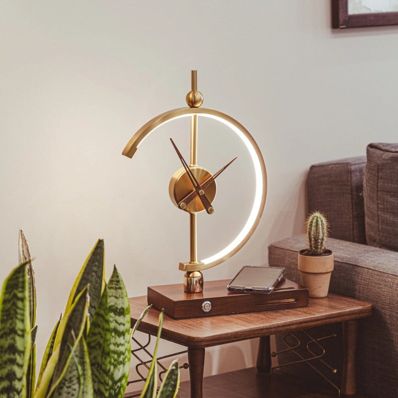 Lampe de table LED moderne avec horloge digitale et chargeur sans fil. Design épuré pour salon, chambre.