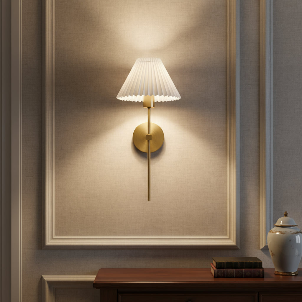 Applique murale design bronze et lin, idéale pour éclairer salon, chambre ou couloir avec lumière ambiante.