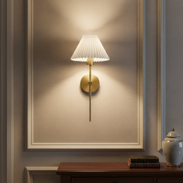 Applique murale design bronze et lin, idéale pour éclairer salon, chambre ou couloir avec lumière ambiante.