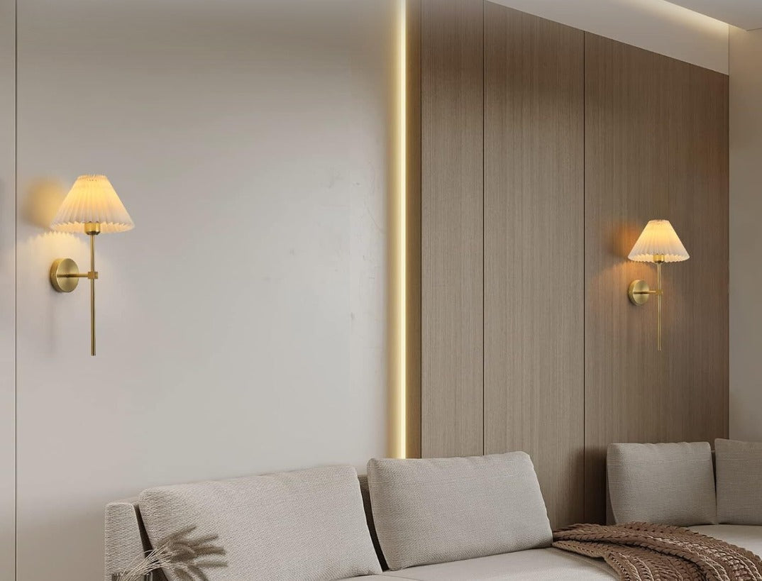 Élégante applique murale en bronze et lin, parfaite pour un éclairage mural décoratif et fonctionnel.