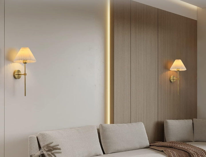 Élégante applique murale en bronze et lin, parfaite pour un éclairage mural décoratif et fonctionnel.