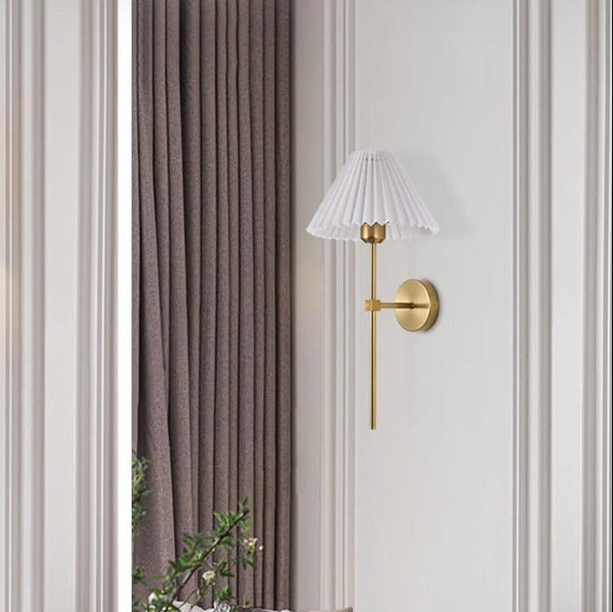Lumière douce : Applique murale intérieure en bronze et abat-jour en lin pour une ambiance chaleureuse.