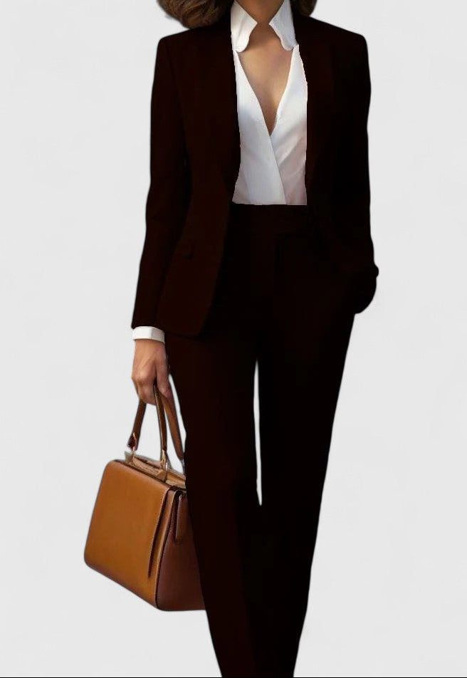 Mannequin portant le costume femme Eleonor, élégant et stylé, prêt à travailler.