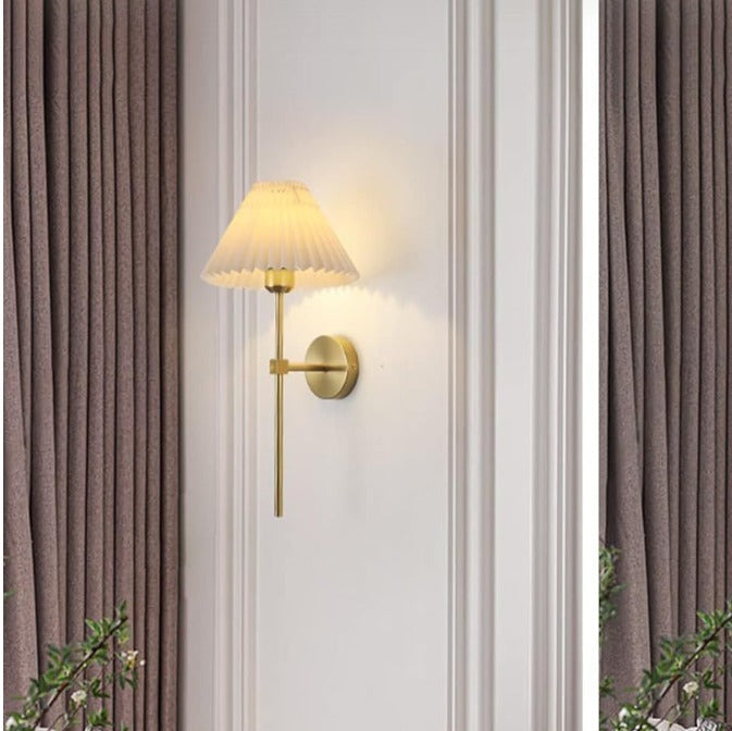 Applique murale d'intérieur en bronze et lin, offrant un éclairage doux pour salon, chambre ou couloir.