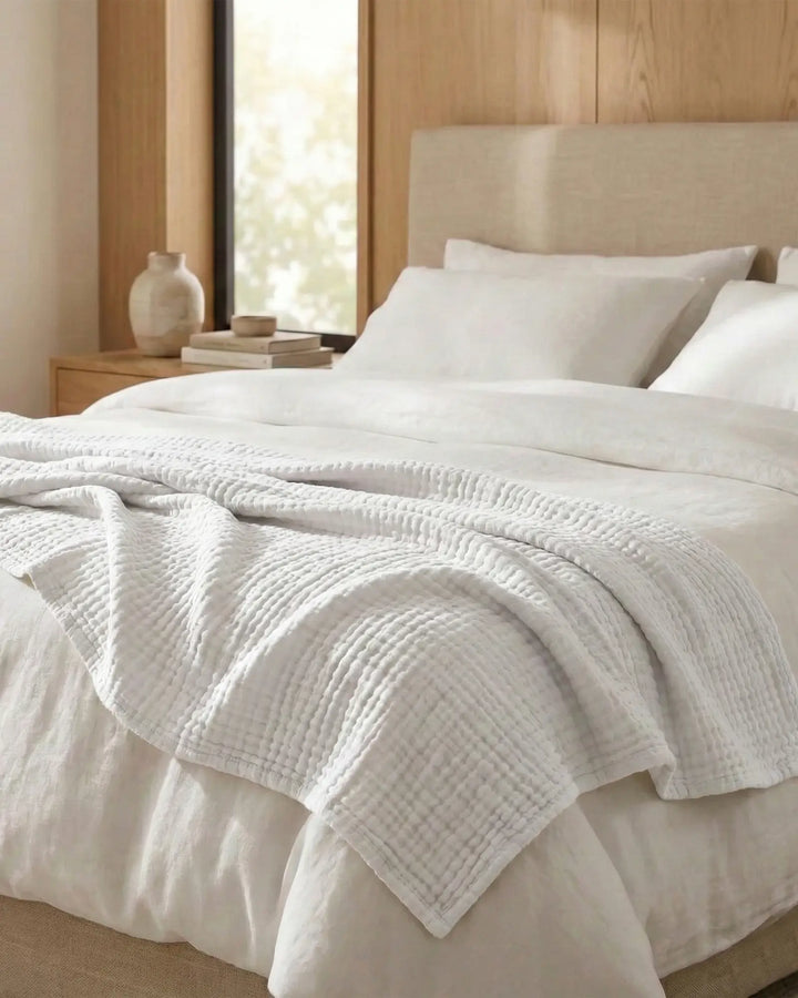 Plaid en mousseline de coton, léger et respirant, pour un confort naturel et élégant.