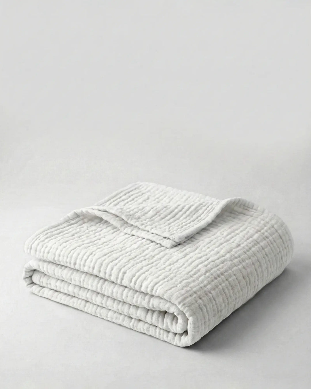 Couverture douce en coton naturel, respirante et légère, ajoute de l'élégance à votre décor.