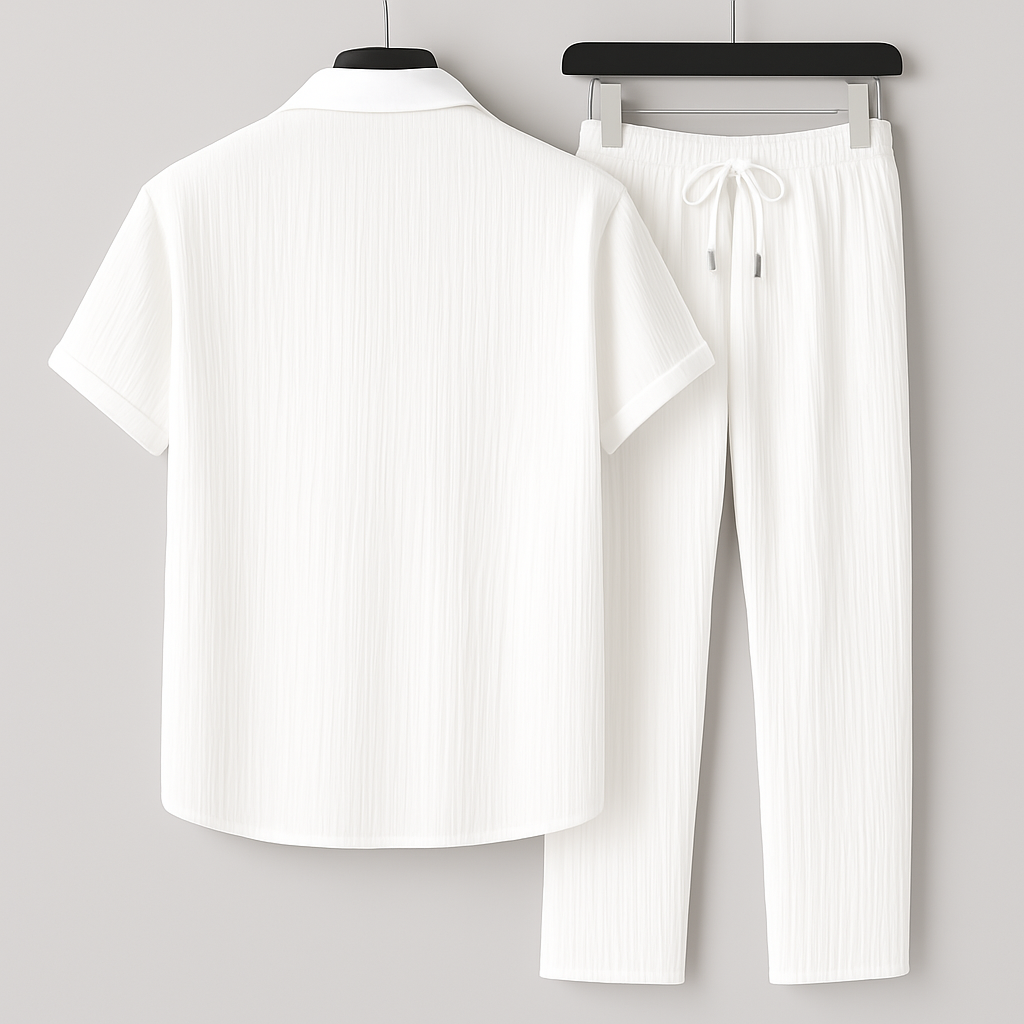 Mode estivale homme: ensemble léger chemise et pantalon à cordon, idéal pour un style frais et décontracté en vacances.