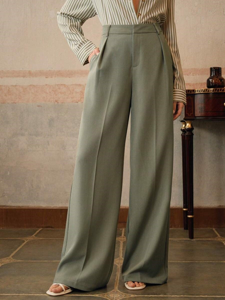 Pantalon femme pour bureau, taille haute plissé, coupe large, alliant chic, confort et professionnalisme.