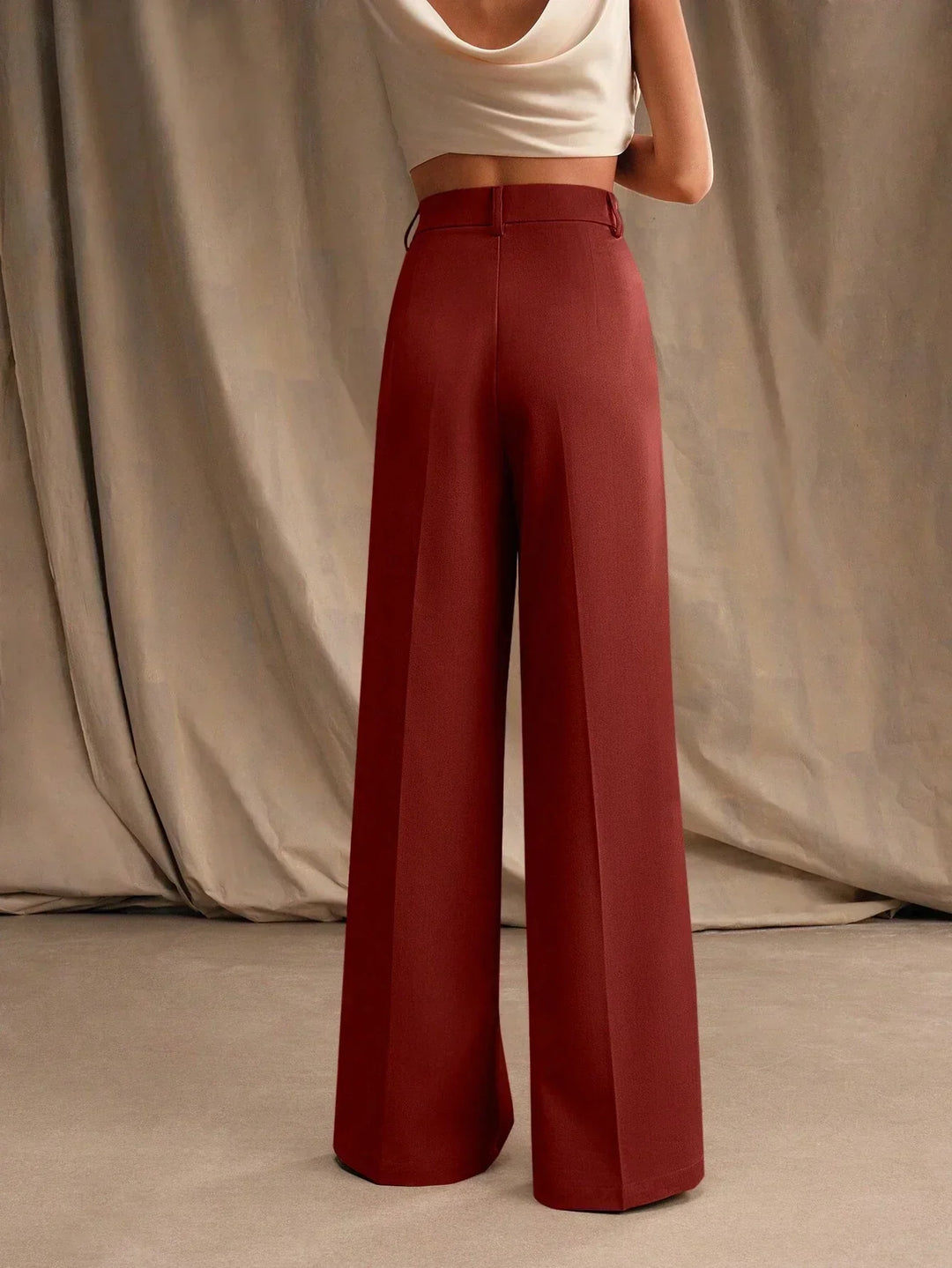 Style féminin chic avec ce pantalon large plissé, taille haute. Parfait pour un look élégant et pro.