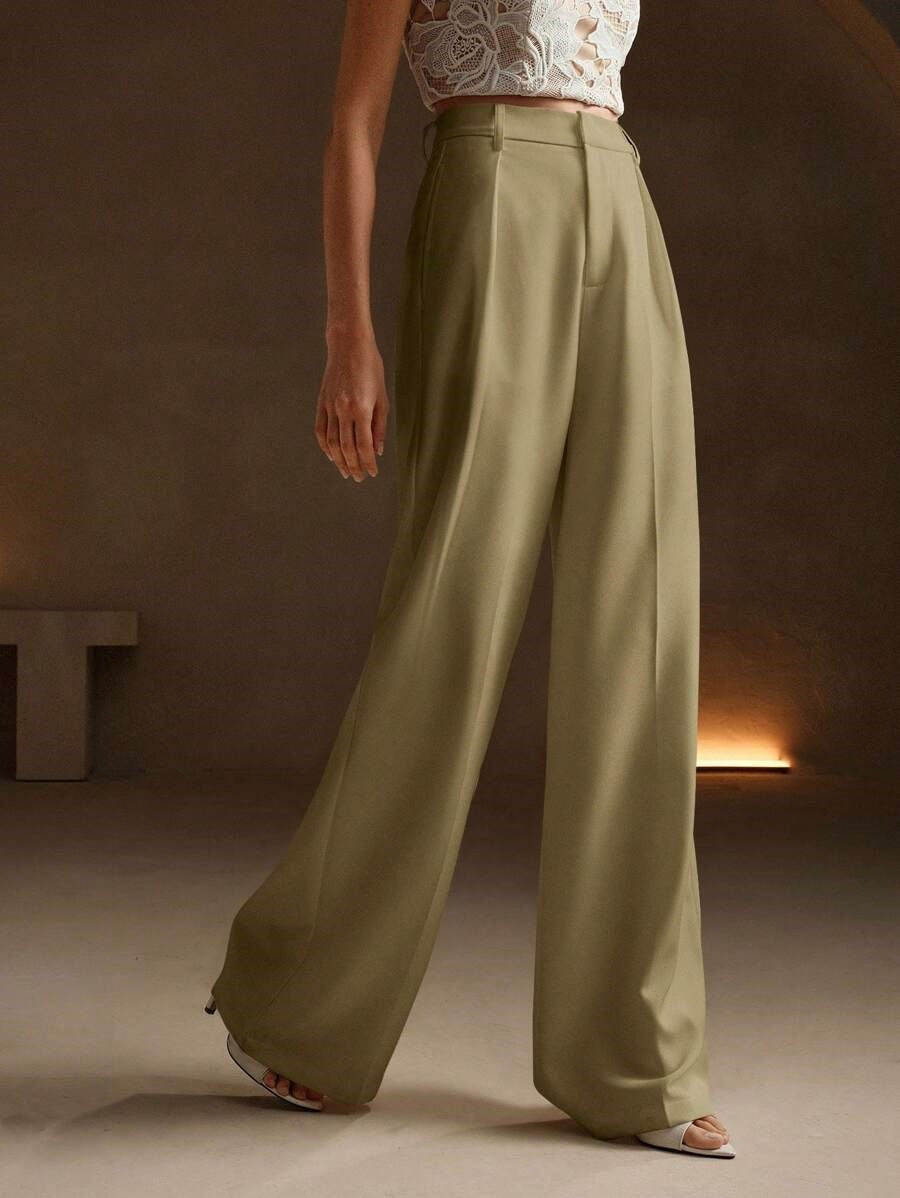 Jambes larges et plissées : pantalon femme taille haute élégant, parfait pour le travail ou sorties.