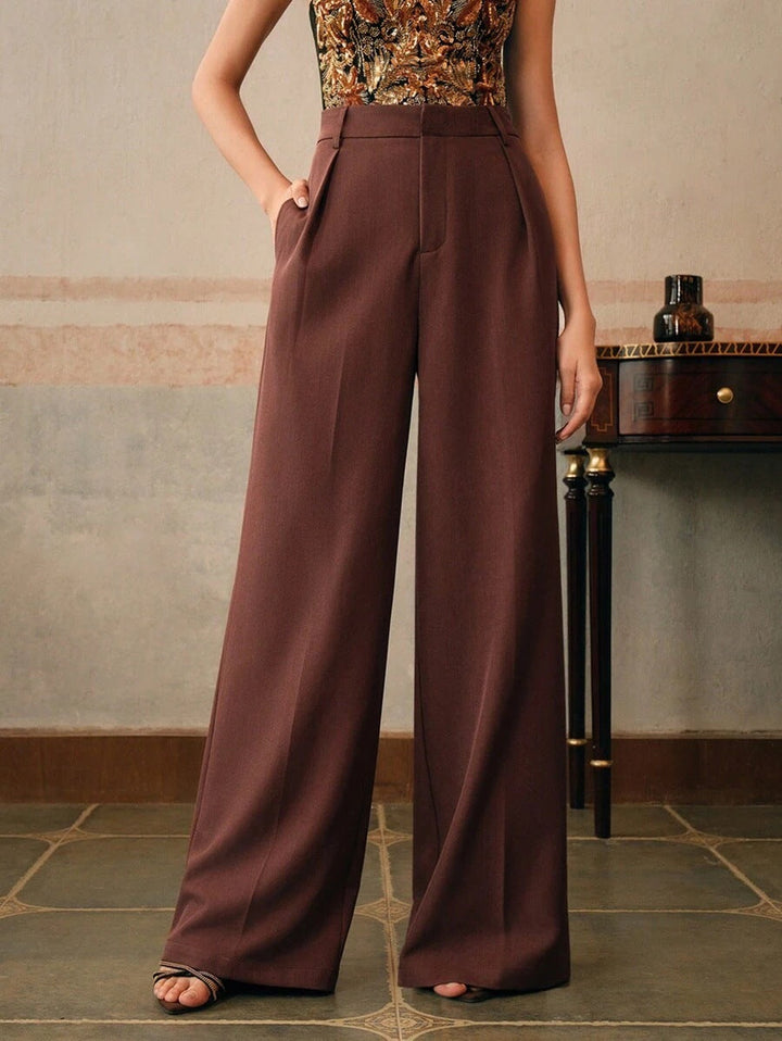 Pantalon femme polyvalent, taille haute plissée, jambes larges, alliant confort et élégance professionnelle.