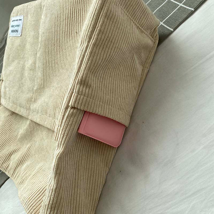 Sac urbain femme en velours côtelé noir, bandoulière ajustable, style chic et grande capacité.