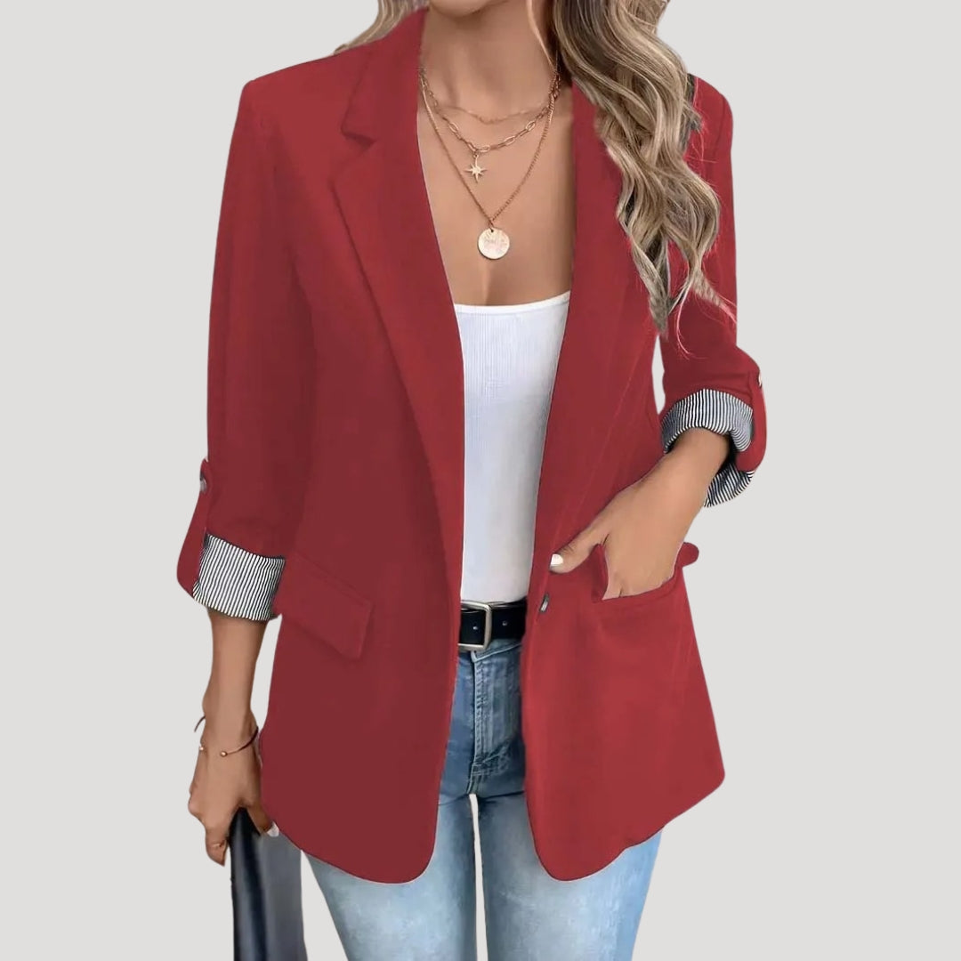 Blazer femme noir, tailleur ajusté et moderne, idéal pour tenue de bureau ou look féminin professionnel.