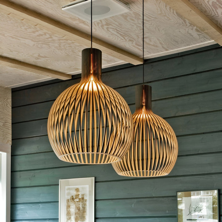 Lampe suspendue rustique en bois clair pour salon moderne, éclairage chaleureux et design intérieur.