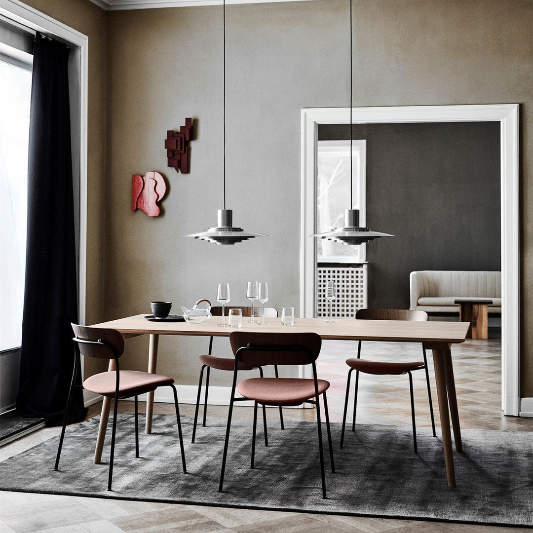 Lustre moderne avec finition chrome, éclairage LED, idéal pour un intérieur minimaliste.