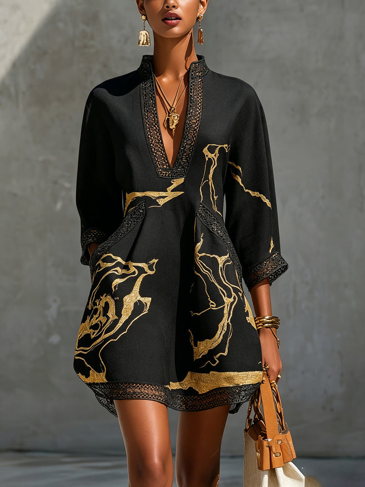 Mini-robe femme noire chic avec imprimé marbre doré et empiècements en dentelle, idéale pour l'été ou événements élégants.