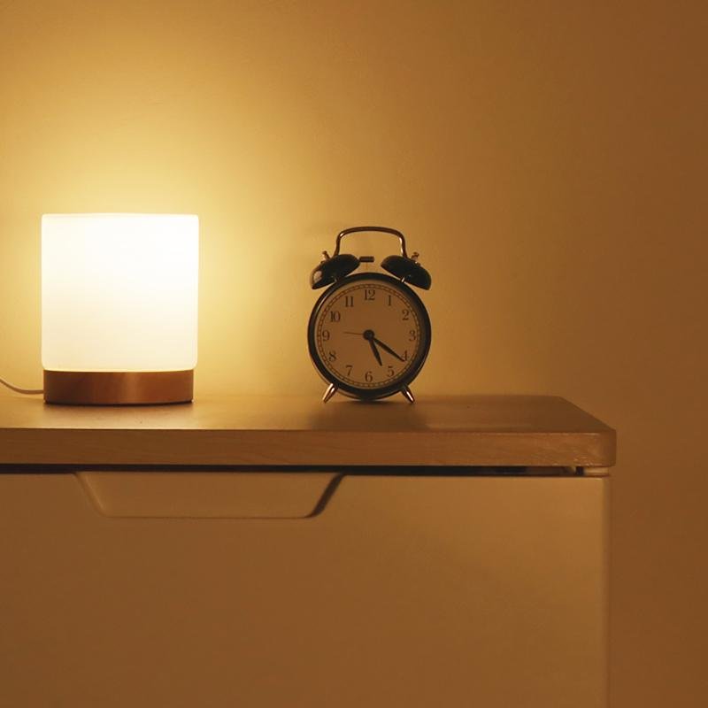 Lampe de chevet tactile en verre, éclairage d'ambiance LED rechargeable, idéale pour déco intérieure moderne.