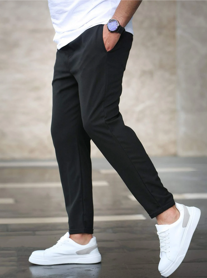 Mode masculine: jogging slim fit ajusté, idéal pour sportwear et un style de vie actif.