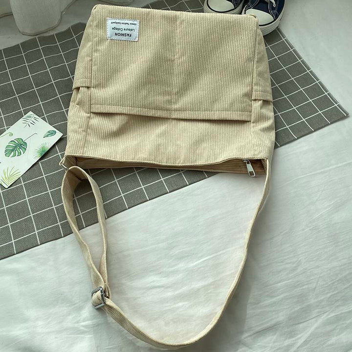 Sac femme en velours côtelé vert, multi-compartiments, parfait pour un style décontracté et organisé.