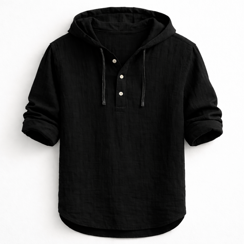 Chemise homme à capuche, présentée en boutique, style moderne et décontracté, confort assuré.