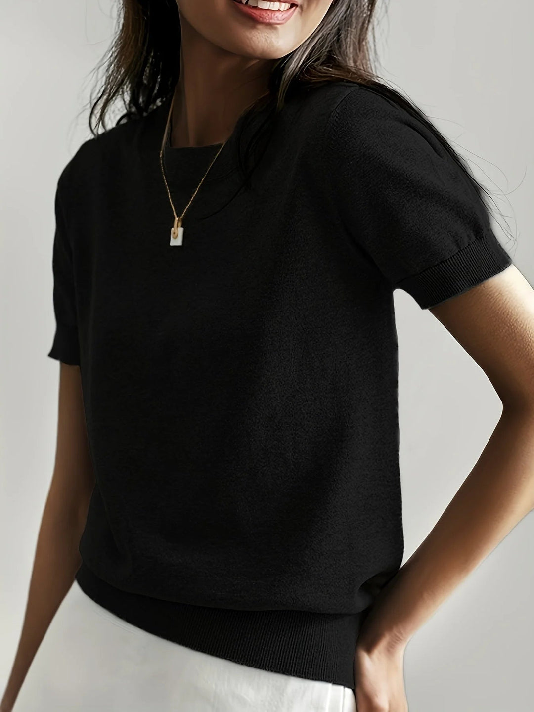 Pull maille légère femme, manches courtes confortables, style décontracté pour le printemps-été.